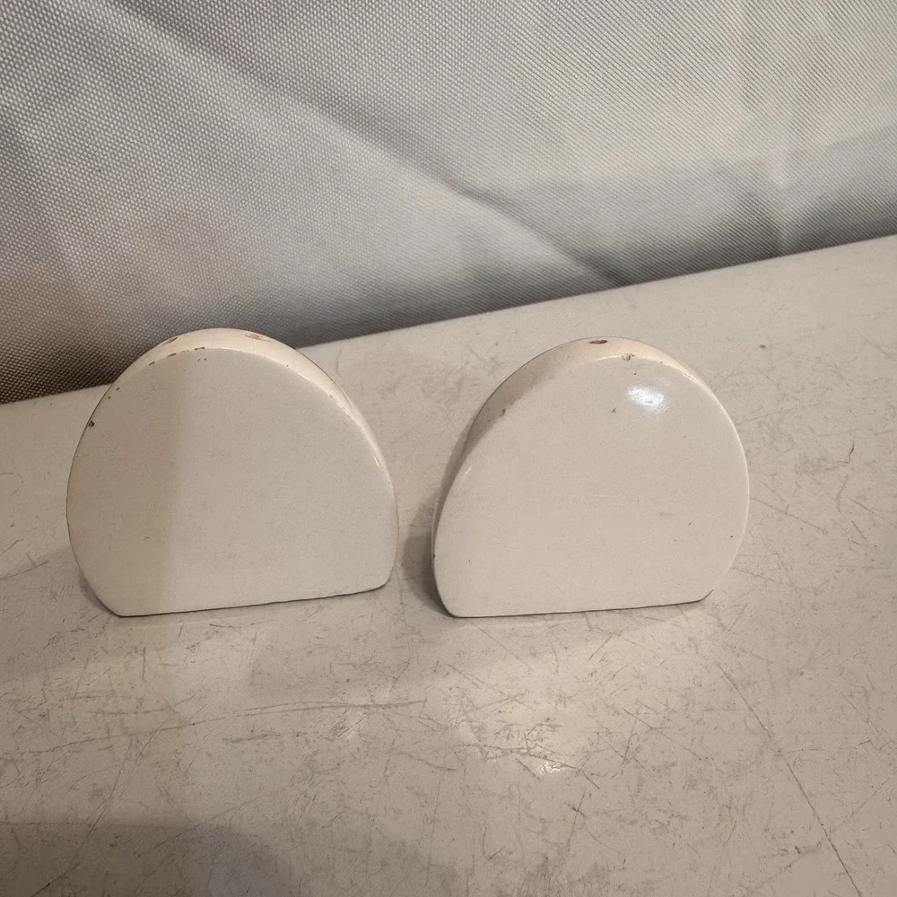 Vintage Blue & White Porcelain Salt/Pepper Shakers Pair Blue Flowers 1/2 Egg‎